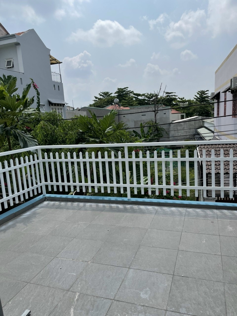 Cho thuê nhà nguyên căn 1T1L căn góc hẻm xe hơi đường 160, P. Tăng Nhơn Phú A Q.9
