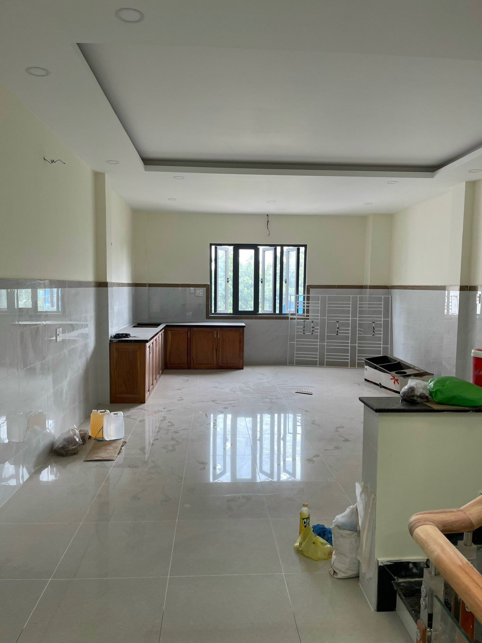 Cho thuê nhà 1T2L 5x22m mặt tiền đường Phước Thiện ngay đối diện Vinhomes Q.9. Giá 20tr/ tháng