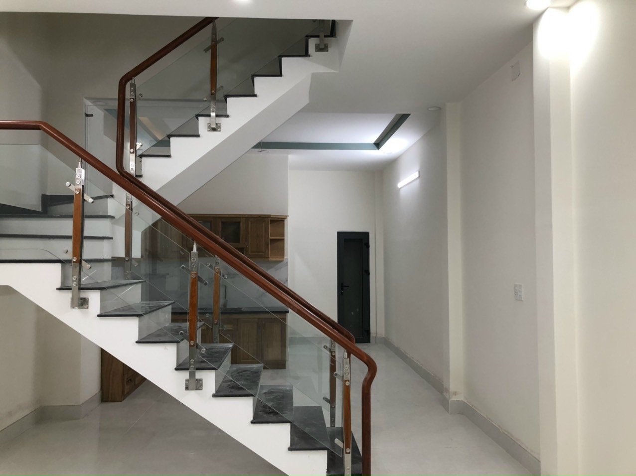 Cho thuê nhà 1T3L gồm 4PN có máy lạnh gần trường Hoa Lư Q.9. Giá 9tr/ tháng