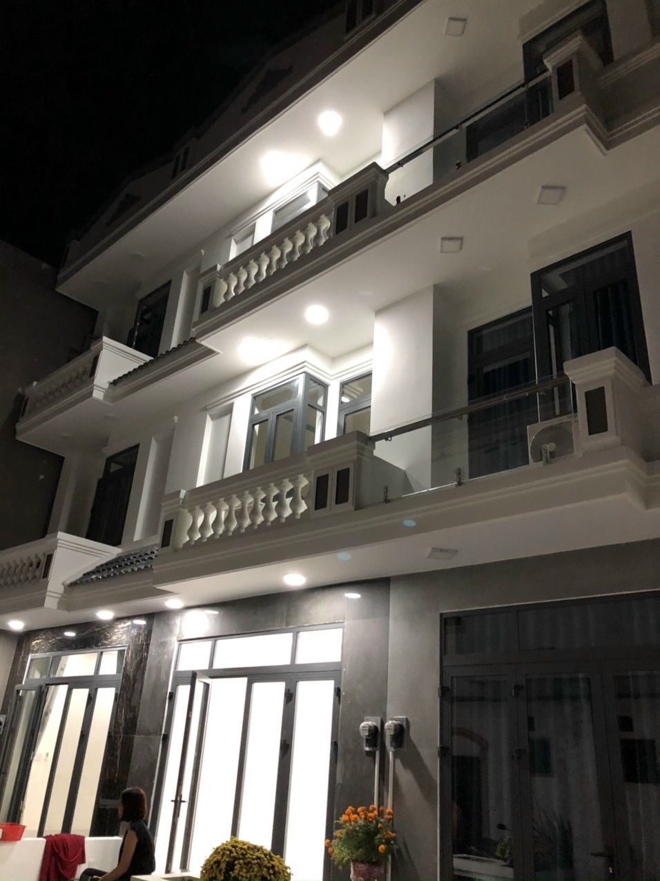 Cho thuê nhà 1T3L gồm 4PN có máy lạnh gần trường Hoa Lư Q.9. Giá 9tr/ tháng
