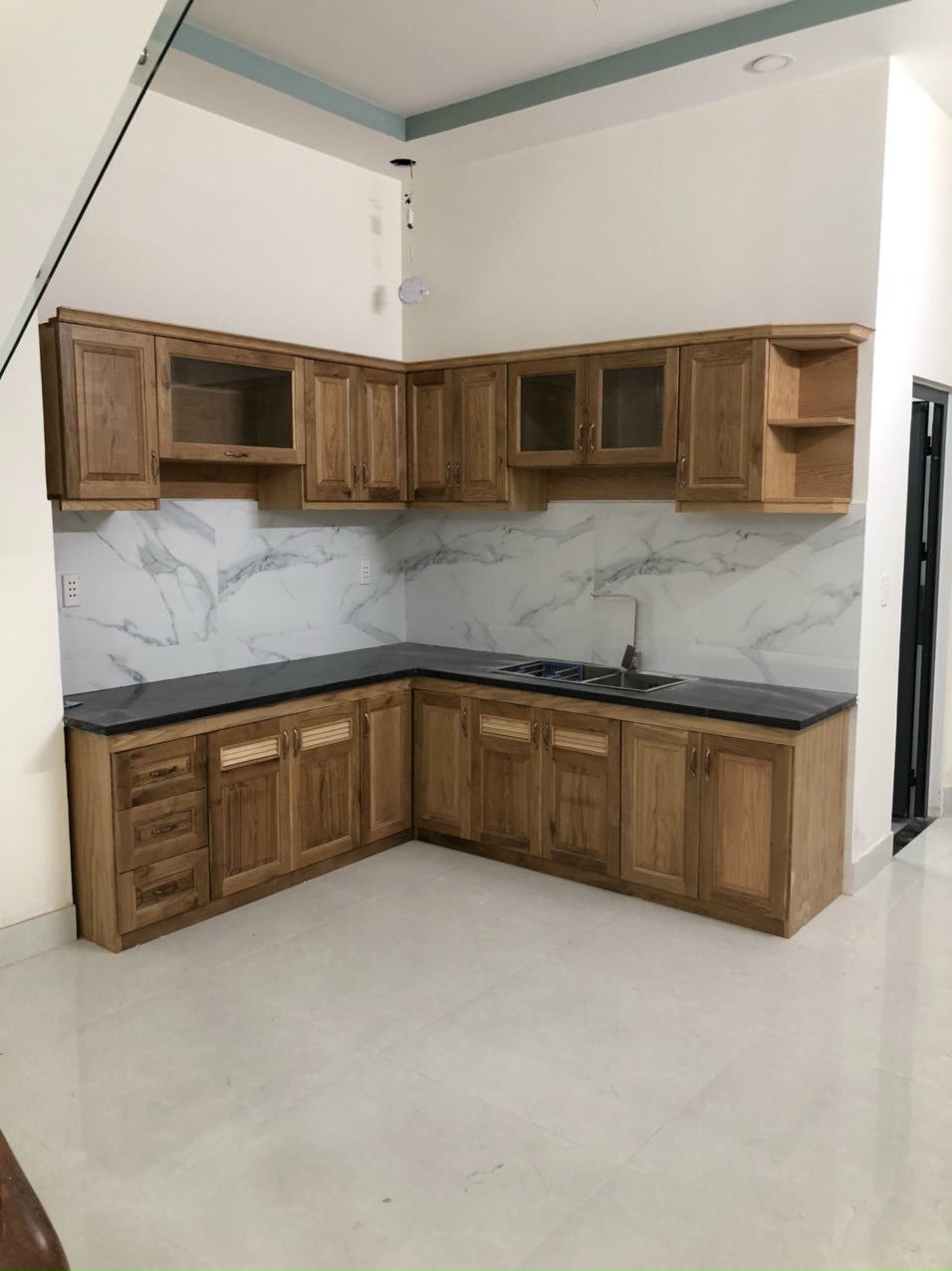 Cho thuê nhà 1T3L gồm 4PN có máy lạnh gần trường Hoa Lư Q.9. Giá 9tr/ tháng